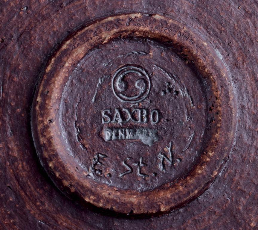20ième siècle Eva Stæhr-Nielsen pour Saxbo. Grand plat en grès à glaçure bleue et verte. en vente