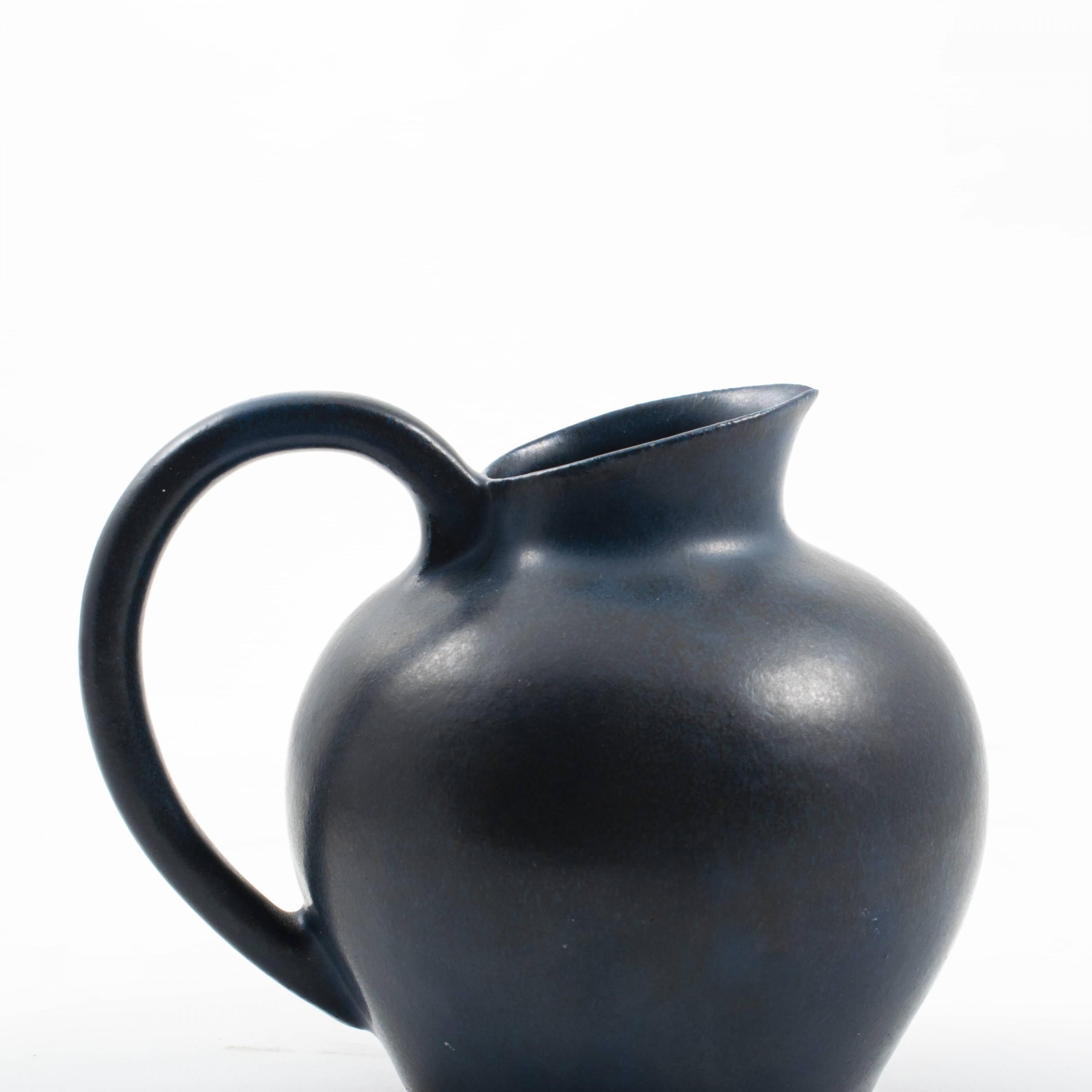 XX secolo Eva Stæhr Nielsen per Saxbo, Brocca in ceramica smaltata blu navy in vendita