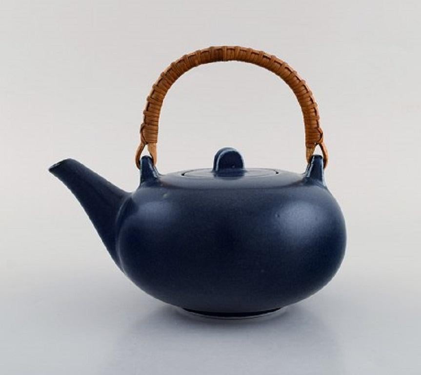 Eva Stæhr-Nielsen for Saxbo. Teapot in glazed ceramics with handle in wicker. Beautiful glaze in shades of blue, 1940s-1950s.
Measures: 17 x 14 cm (incl. Handle)
Stamped.
In very good condition.