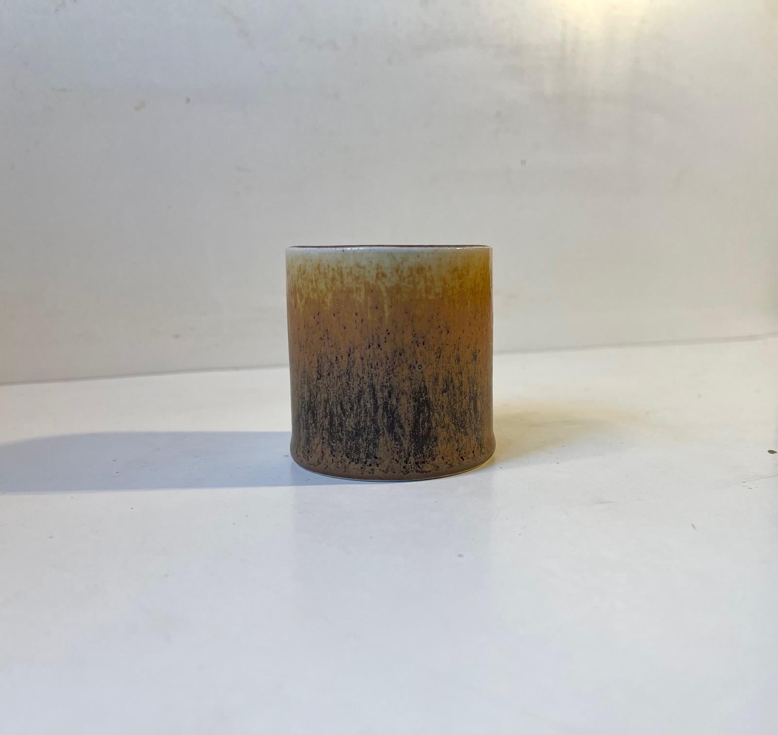 Piccolo vaso cilindrico con smalti Haresfur nei toni della terra. Disegno numero 78 di Eva Stæhr Nielsen. Prodotto da Saxbo in Danimarca negli anni Cinquanta. Condizioni perfette. Sul vaso sono impressi il marchio del produttore e il numero del