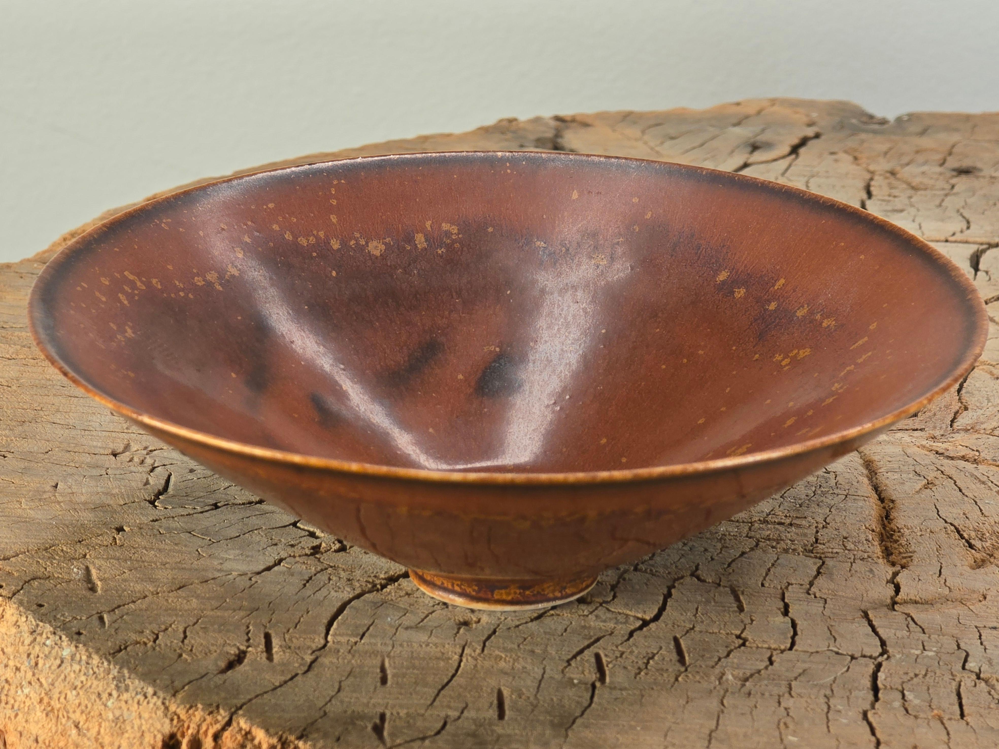 Superbe coupe creuse moderniste d'Eva Staehr-Nielsen pour Saxbo.   Son travail montre comment elle a simplifié les formes jusqu'à les rendre les plus pures.   Ce bol léger est un véritable chef-d'œuvre de design dans une si petite forme.