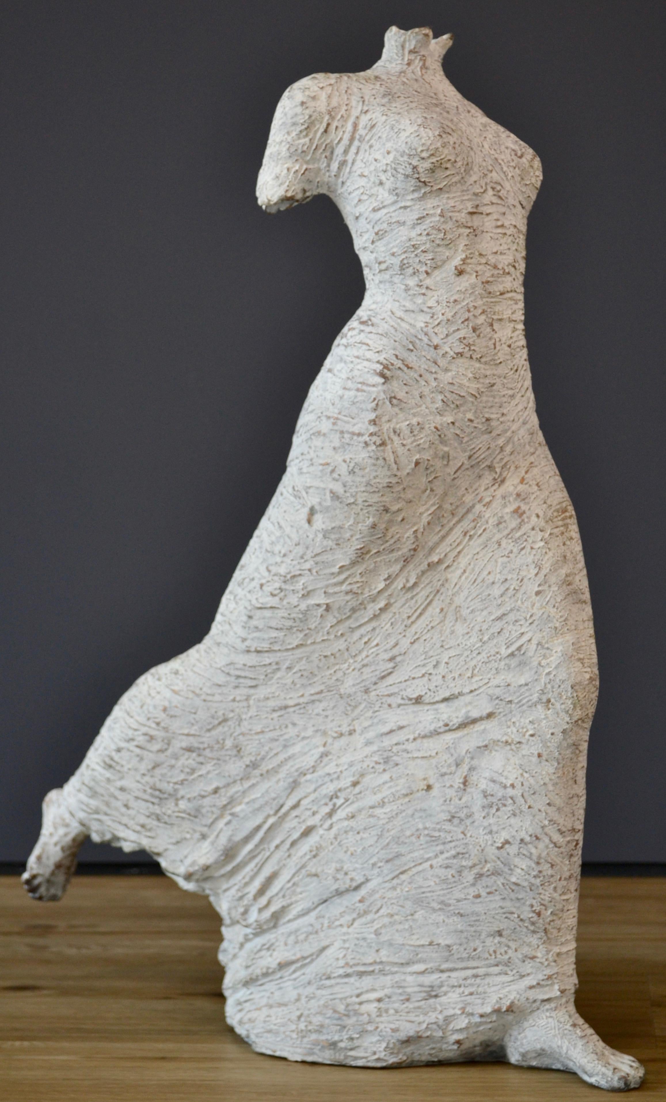 Facile- Escultura italiana contemporánea de bronce de mujer del siglo XXI  - Sculpture de Eva Steiner