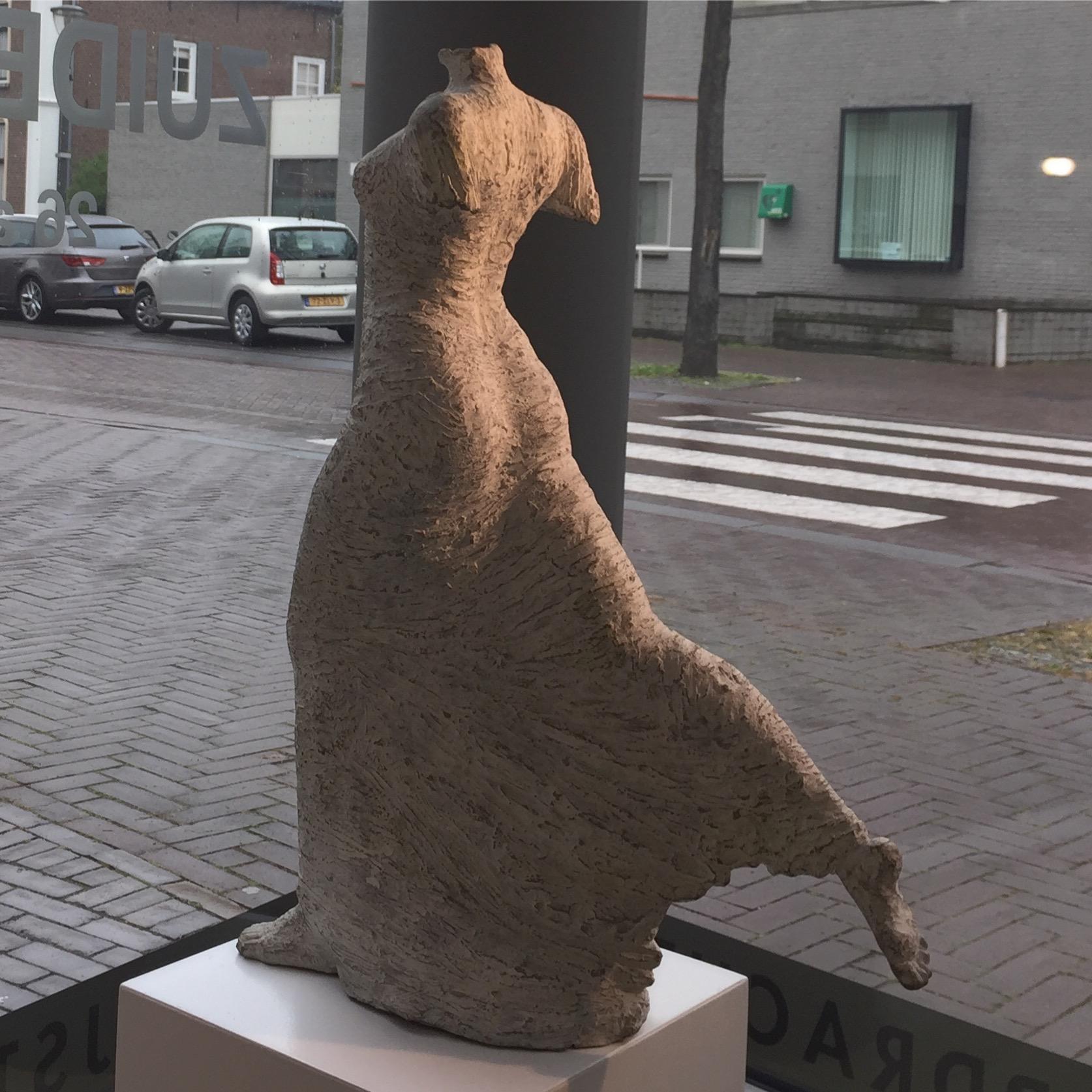 Facile- 21st Century, Contemporary Italian Bronze Sculpture of a woman  - Gold Figurative Sculpture by Eva Steiner