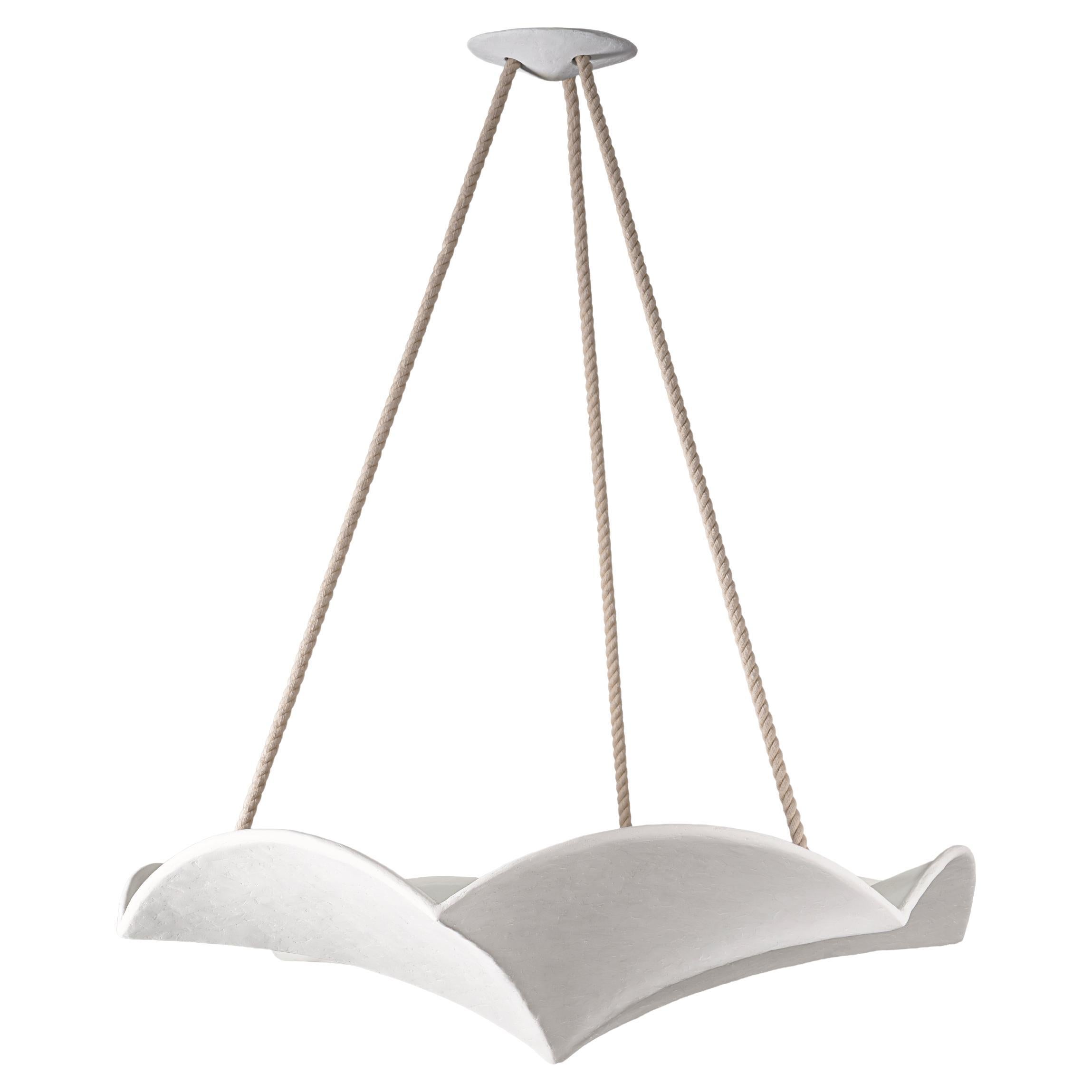 Lampada a sospensione scultorea "Evadoras" in gesso bianco - Personalizzabile, realizzata a mano in vendita