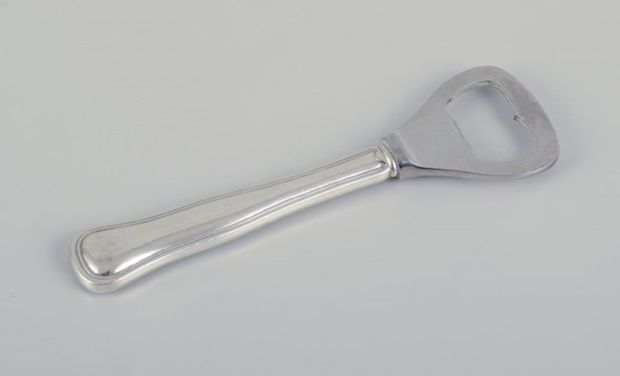 Evald Nielsen, Cohr, and other Danish silversmiths.
Five bottle openers in 830 silver and sterling silver.
Classic and modernist design.
Including two 