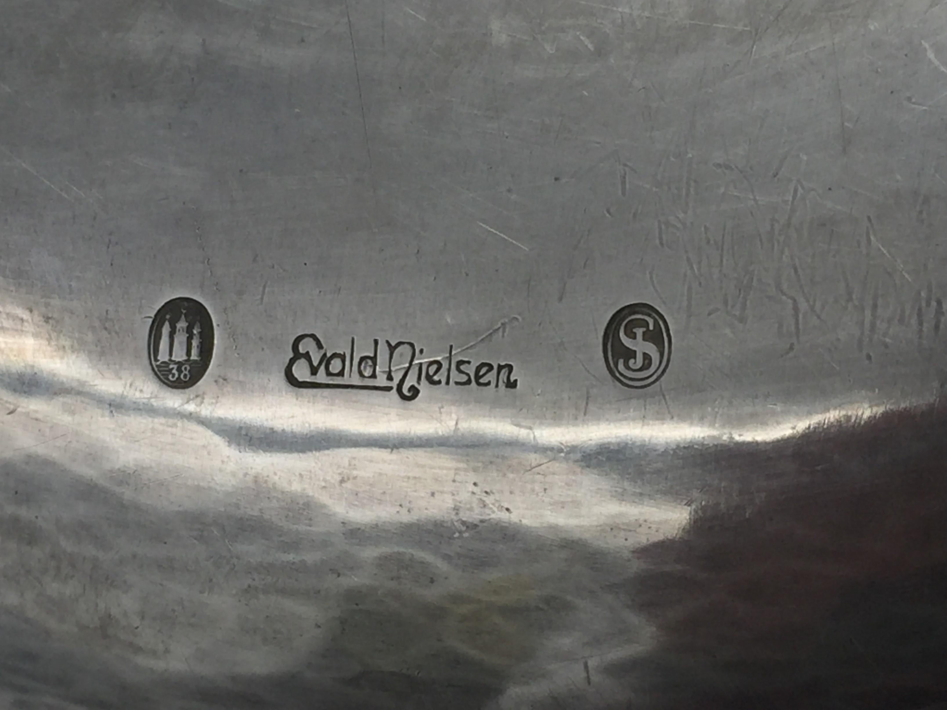 Evald Nielsen Dänisches rundes Bar-Tablett / Teller aus Silber mit ziseliertem Design im Angebot 1