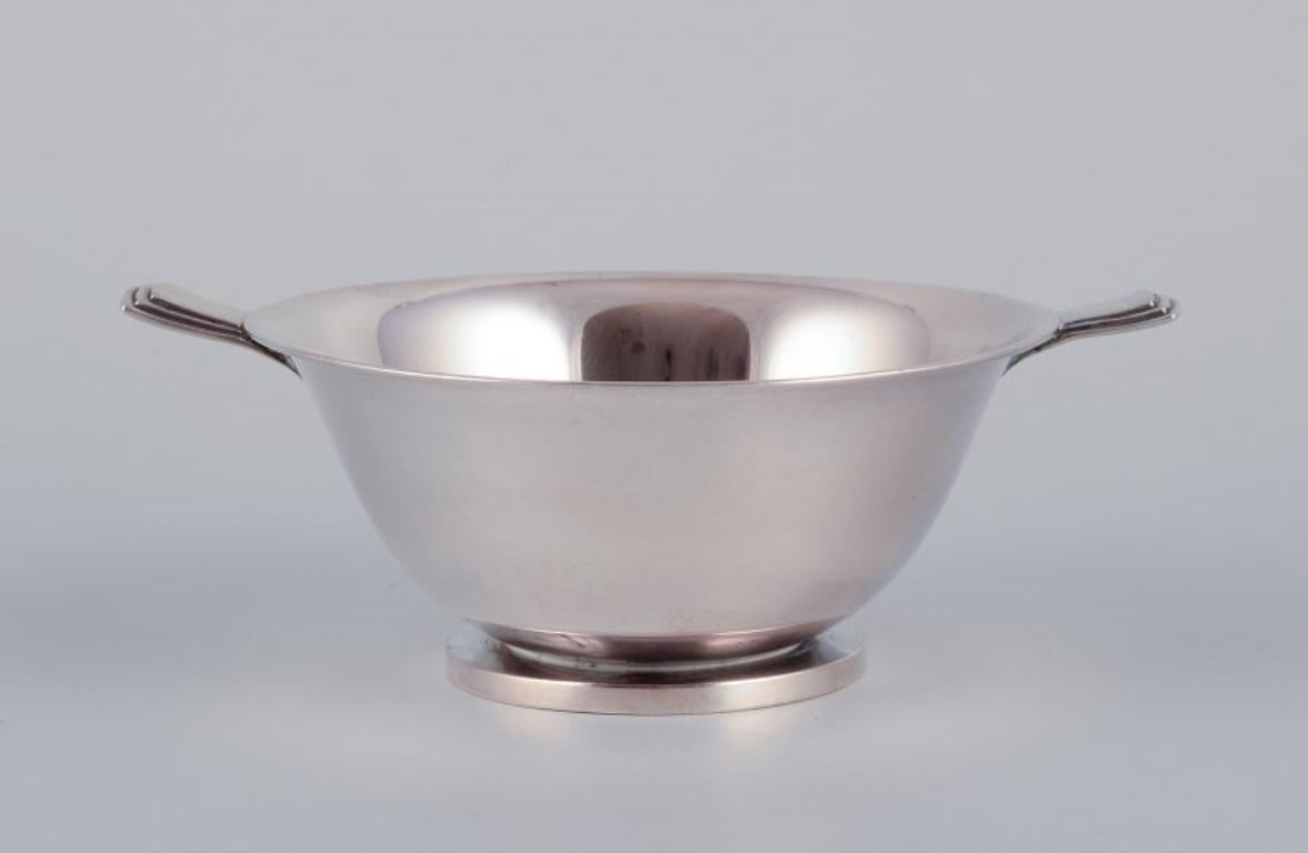 Evald Nielsen, Danish silversmith. Art Deco bowl in 830 silver.
Sleek design.
Hallmarked and dated 1937.
Perfect condition.
Dimensions: Diameter 13.7 cm including handles x Height 4.5 cm.

