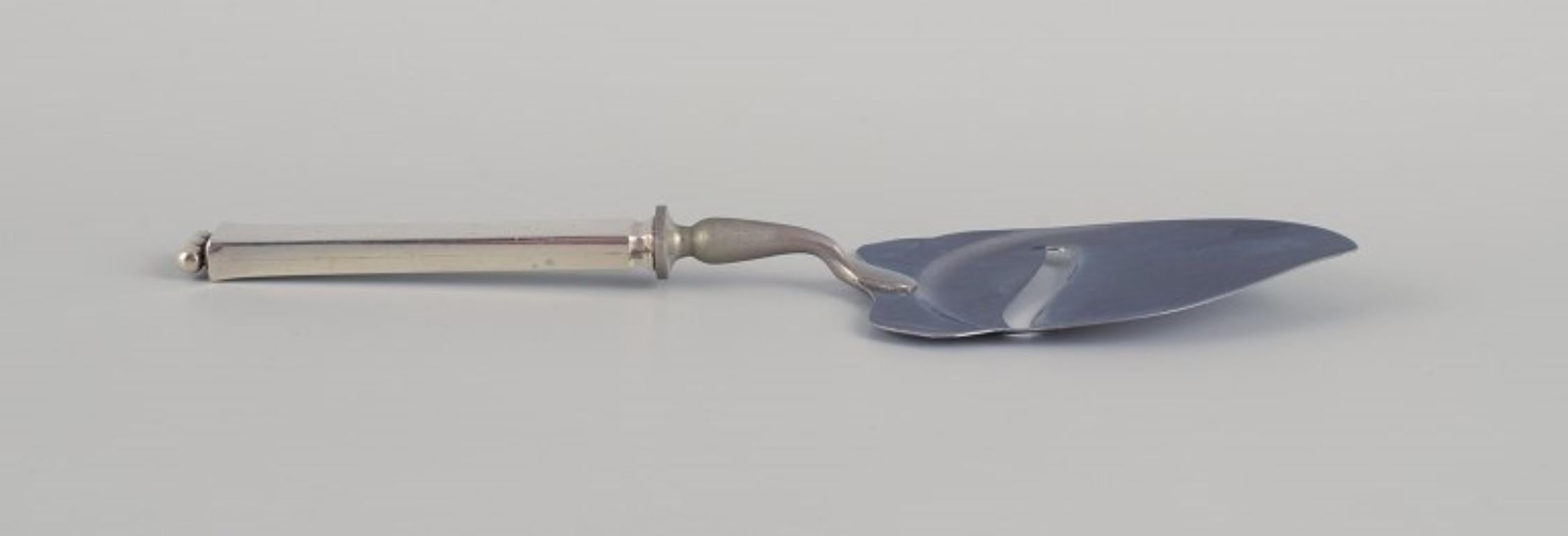 Evald Nielsen, Denmark, Art Deco cheese slicer in silver and stainless steel.
Approx. 1930.
Model number 27.
Marked.
In excellent condition.
Dimensions: L 20.5 x D 7.0 cm.