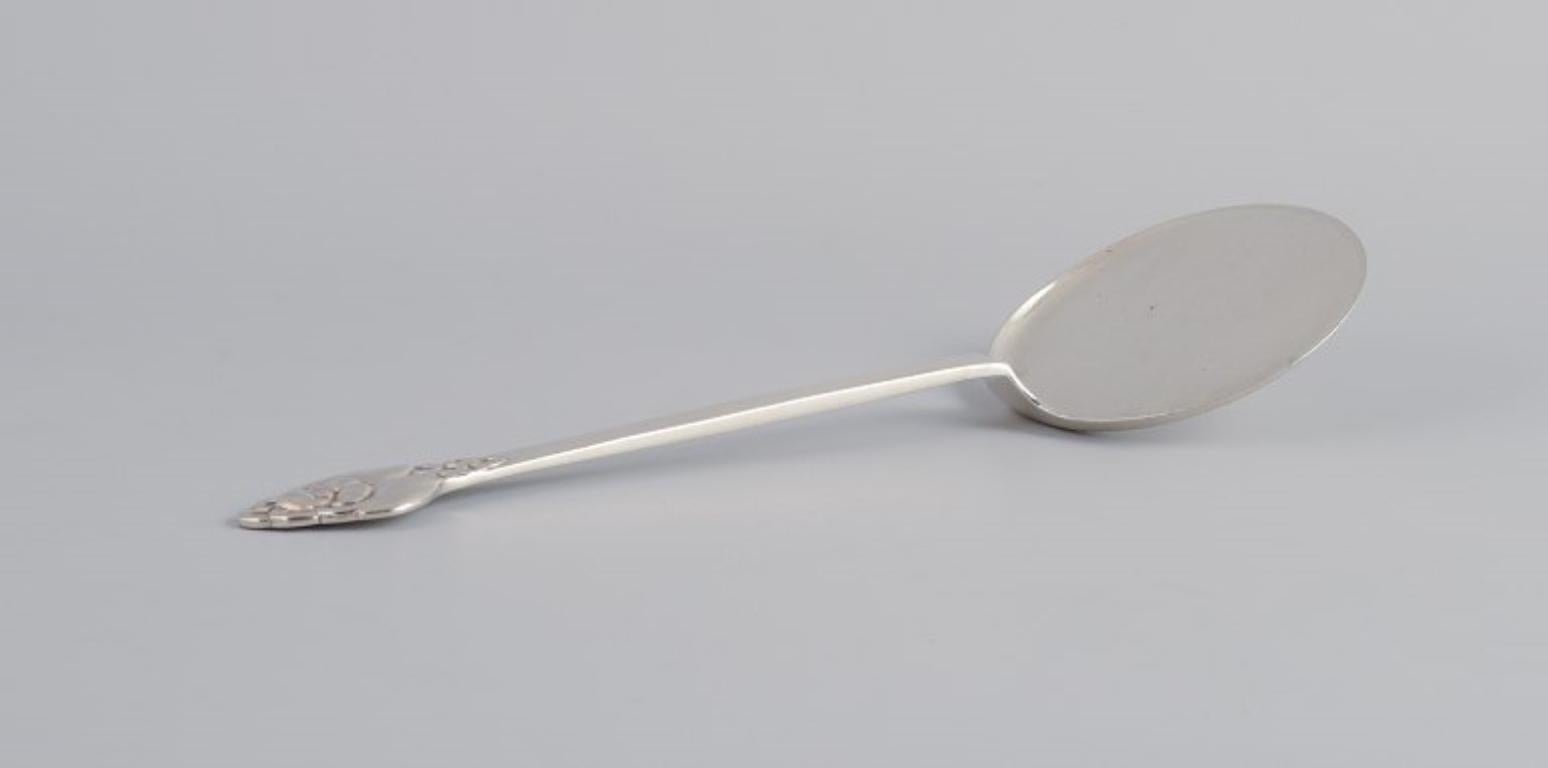 Evald Nielsen, Denmark, Art Nouveau serving spade in Danish 830 silver.
Denmark 1927.
Marked.
In excellent condition.
Dimensions: L 20.0 x D 7.5 cm.