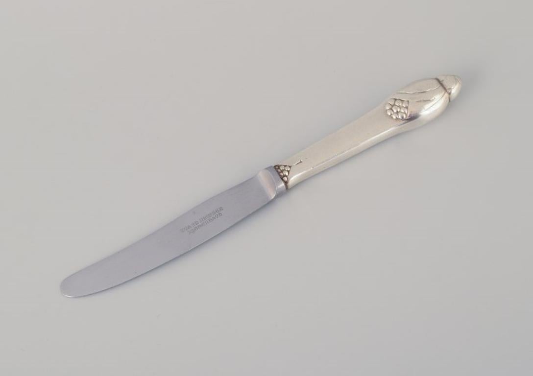 Evald Nielsen, Danemark.
Magnifique cuillère à sucre et couteau à fruits en argent danois 830.
Numéro de modèle 6.
Vers 1927.
Marqué.
En parfait état.
Couteau : L 18.0 cm.
Cuillère : L 14.3 cm.

