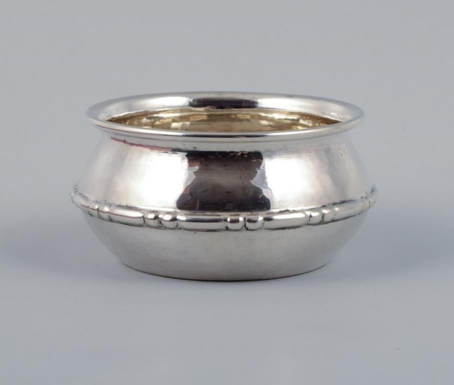 Evald Nielsen, hammered salt cellar in Danish 830 silver.
1923.
Marked.
In good condition, oxidation in the form of black spots on the bottom.
Dimensions: D 5.5 x H 3.0 cm.