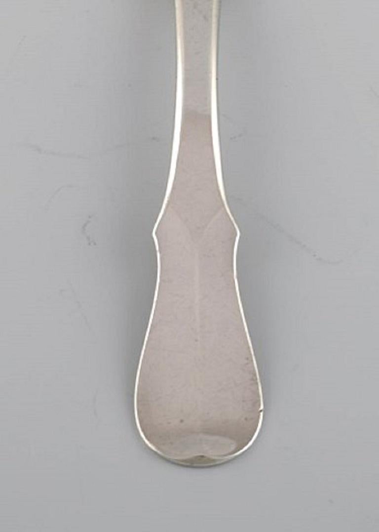 Evald Nielsen jam spoon in sterling silver. 1920s.
Measures: Length: 11.5 cm.
Stamped.
In excellent condition.
Our skilled Georg Jensen silver / jeweler can polish all silver and gold so that it appears as new. The price is very reasonable.