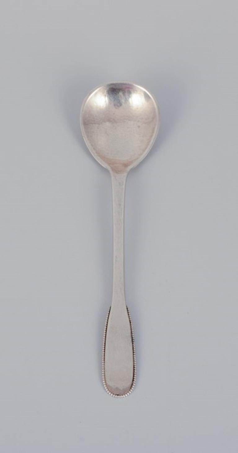 Evald Nielsen Nr. 14. Seltener Marmeladenlöffel aus 830er Silber.
Handgehämmert.
1930s.
Ausgezeichneter Zustand.
Gepunzt.
Abmessungen: L 14,9 cm.