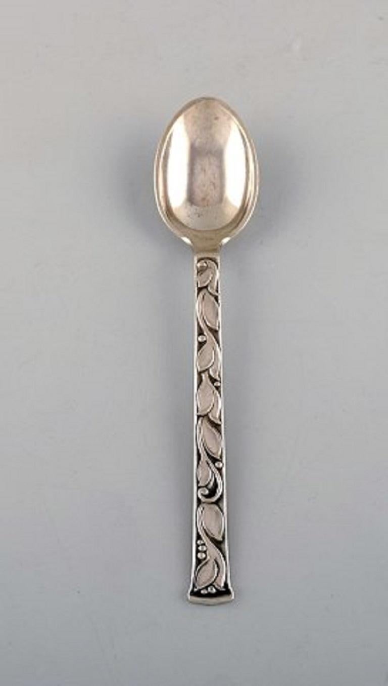 Evald Nielsen no. 30 (leaf pattern), set at six teaspoons in sterling silver, 1920s.
Measures: 14.5 cm.
Stamped. 1920s.
In perfect condition.