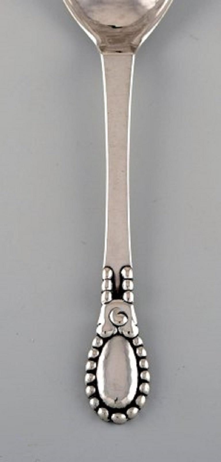 Evald Nielsen number 13 jam spoon in hammered silver, 830. Dated 1924.
Size: Length 14 cm.
Stamped.
In excellent condition.
Our skilled Georg Jensen silversmith / jeweler can polish all silver and gold so that it looks like new. The price is