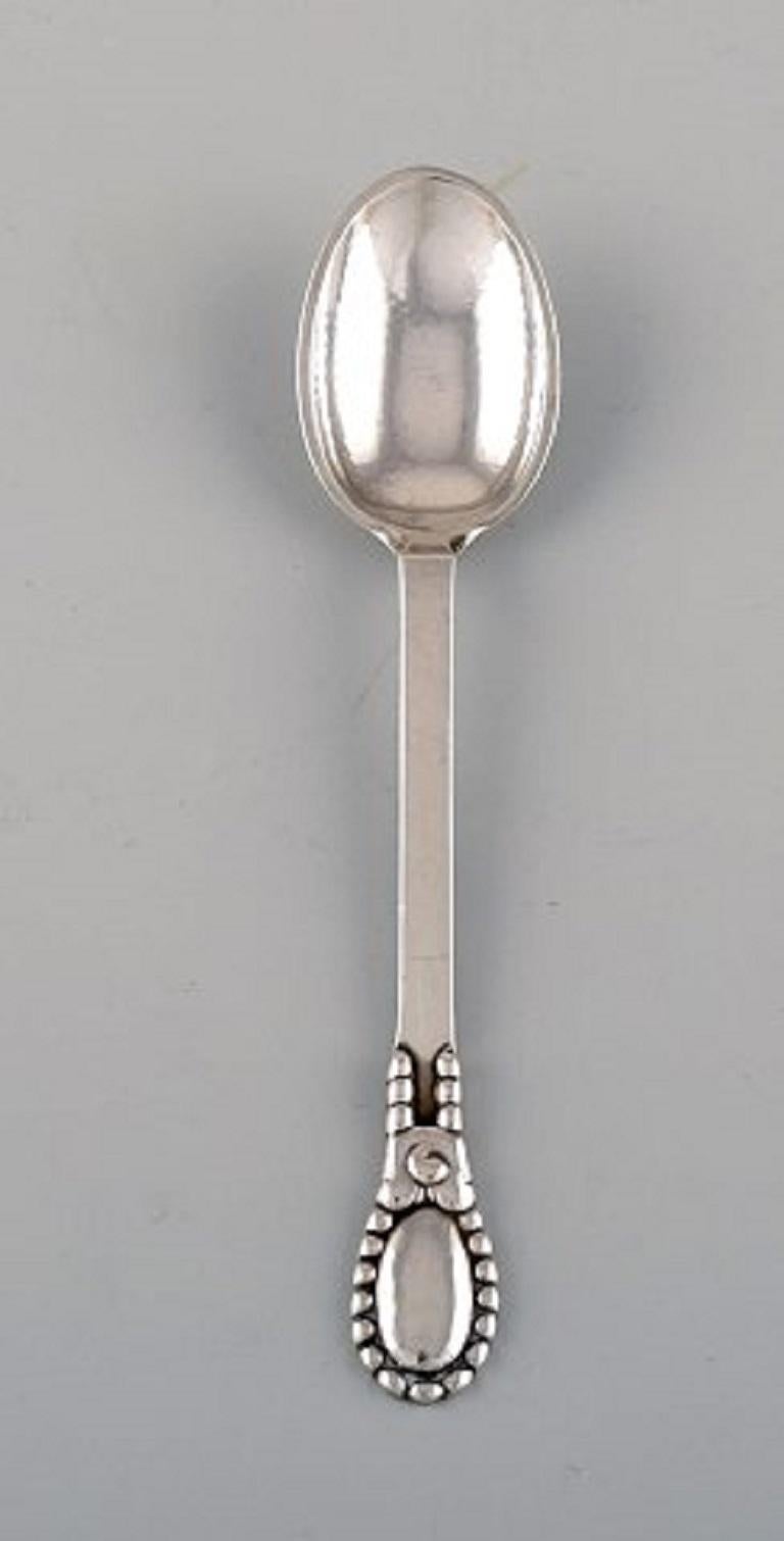 Evald Nielsen number 13. Twelve large teaspoons in hammered silver, 1920s.
Measures: Length 14 cm.
Stamped.
In excellent condition.
Our skilled Georg Jensen silversmith / jeweler can polish all silver and gold so that it looks like new. The