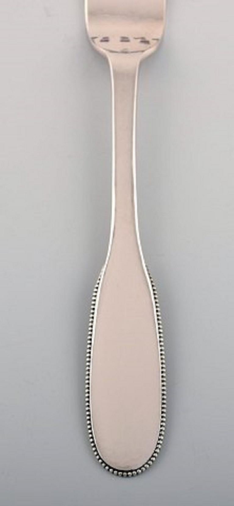 Evald Nielsen number 14 dinner fork in hammered silver, 1920s.
9 forks are available.
Measures: Length 21 cm.
Stamped.
In excellent condition.
Our skilled Georg Jensen silversmith / goldsmith can polish all silver and gold so that it looks like