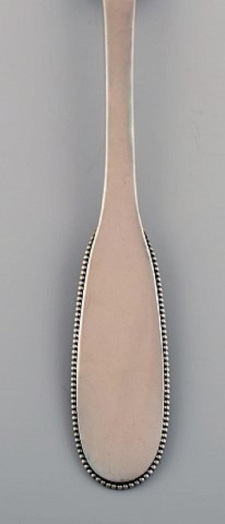 Evald Nielsen number 14 dinner fork in hammered silver, 1920s.
Measures: Length 21 cm.
Stamped.
In excellent condition.
Our skilled Georg Jensen silversmith / goldsmith can polish all silver and gold so that it looks like new. The price is very