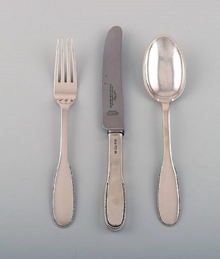 In hammered silver for four people, 1920s.
Consisting of four dinner knives, four dinner forks and four tablespoons.
Dinner knife length: 24 cm.
Stamped.
In excellent condition.
Our skilled Georg Jensen silversmith/goldsmith can polish all