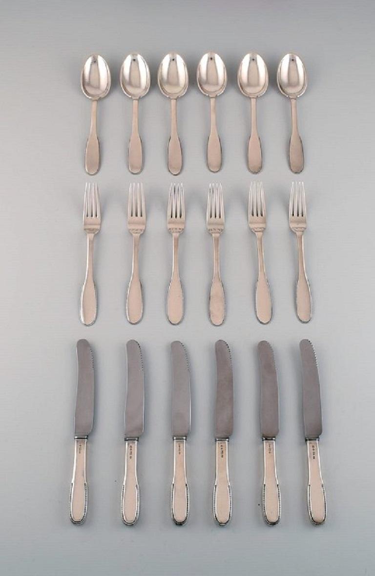 Evald Nielsen number 14 dinner service in hammered silver for six people, 1920s.
Consisting of six dinner knives, six dinner forks and six tablespoons.
Lunch knife length: 24 cm.
Stamped.
In excellent condition.
Our skilled Georg Jensen