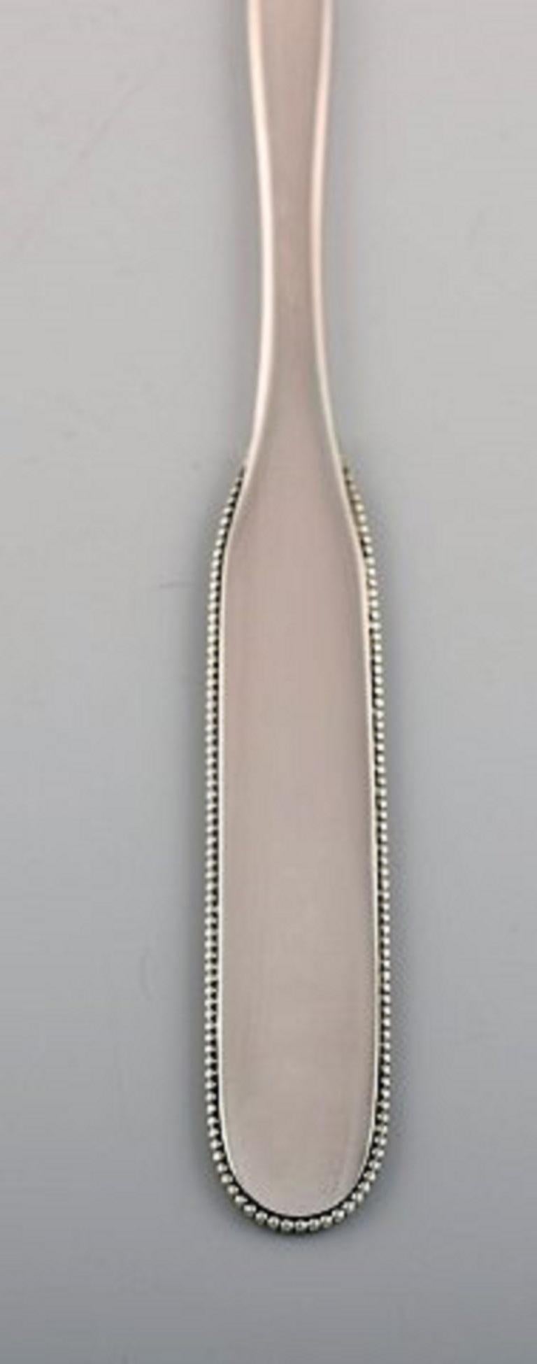 Evald Nielsen number 14 lobster fork in hammered silver. 1920s.
Measures: Length: 19 cm.
In excellent condition.
Our skilled Georg Jensen silversmith / goldsmith can polish all silver and gold so that it looks like new. The price is very