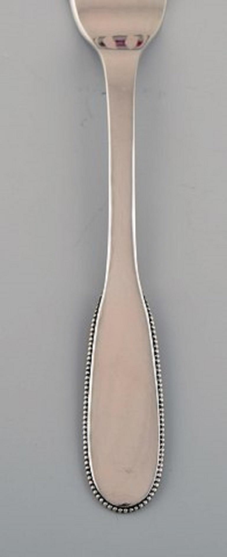 Evald Nielsen number 14 lunch fork in hammered silver, 1920s.
Measures: Length 17.7 cm.
Stamped.
In excellent condition.
Our skilled Georg Jensen silversmith / jeweler can polish all silver and gold so that it appears as new. The price is very