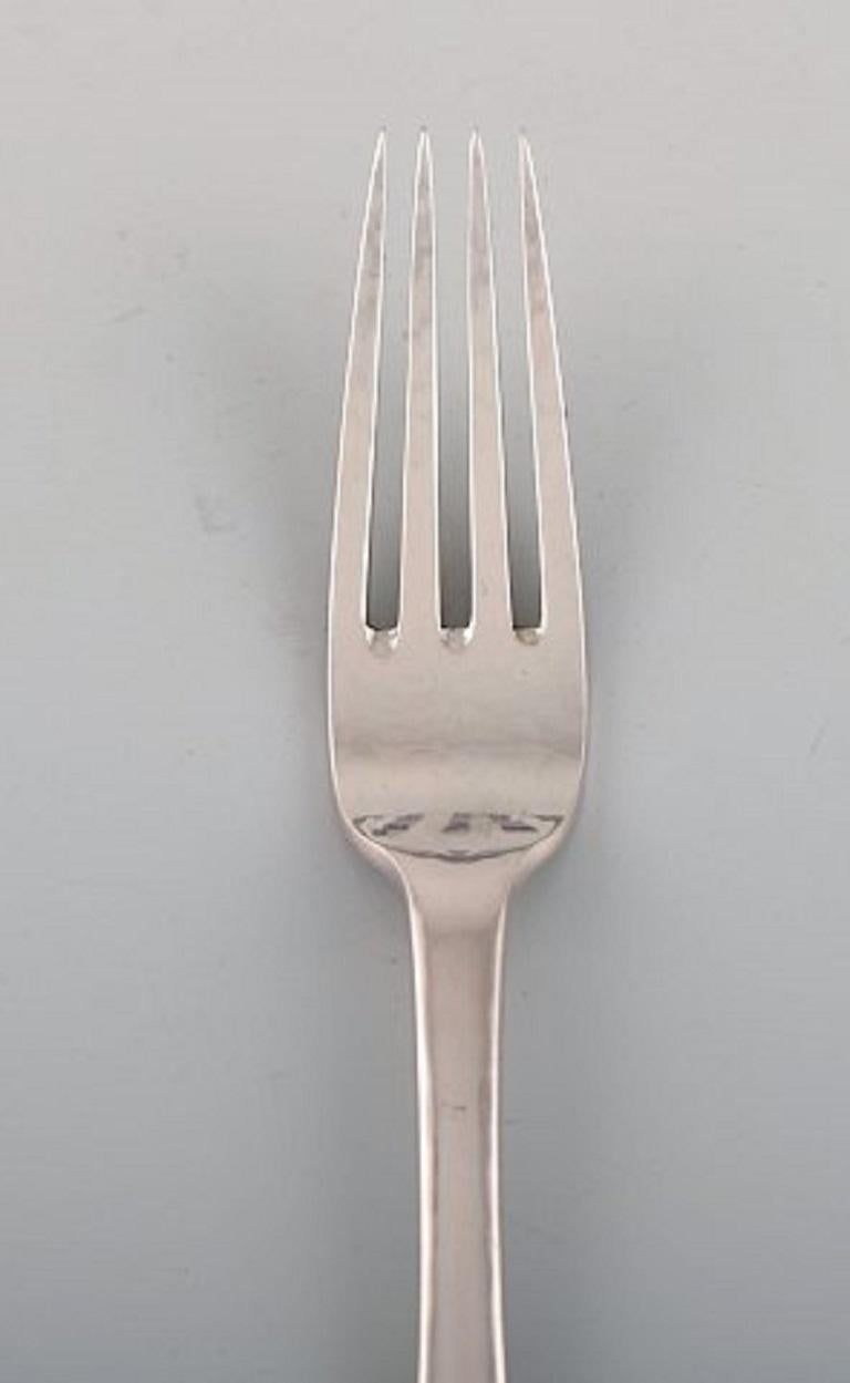 Evald Nielsen number 14 lunch fork in hammered silver, 1920s.
13 forks are available.
Measures: Length 17.7 cm.
Stamped.
In excellent condition.
Our skilled Georg Jensen silversmith/goldsmith can polish all silver and gold so that it looks like