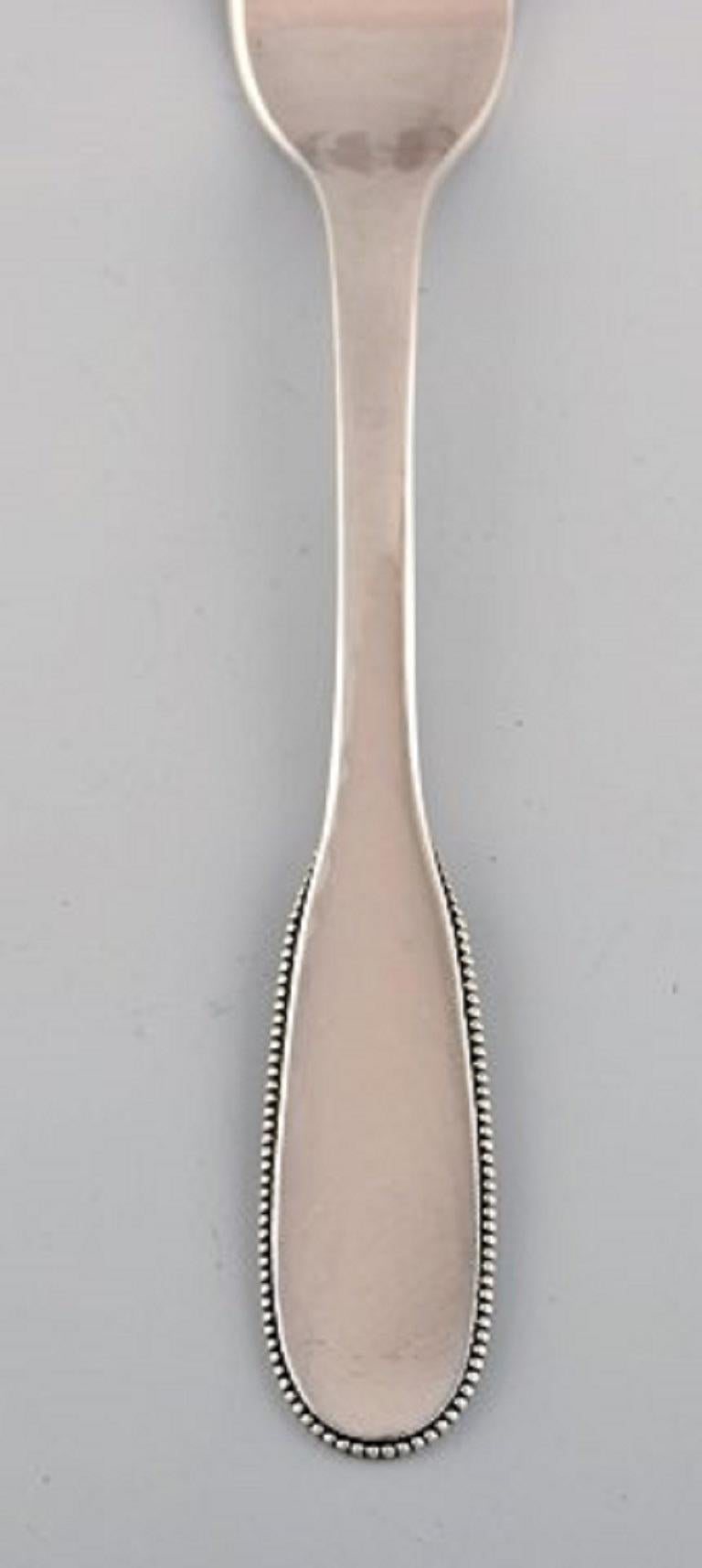 Evald Nielsen number 14 lunch fork in hammered silver, 1920s.
3 forks available.
Measure: Length: 17.7 cm.
Stamped.
In excellent condition.
Our skilled Georg Jensen silversmith / goldsmith can polish all silver and gold so that it looks like