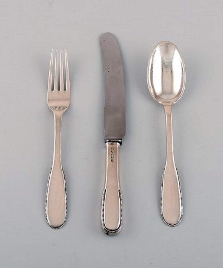 Evald Nielsen number 14 lunch service in hammered silver for five people, 1920s.
Consisting of five lunch knives, five lunch forks and five lunch spoons.
Lunch knife length: 21 cm.
Stamped.
In excellent condition.
Our skilled Georg Jensen