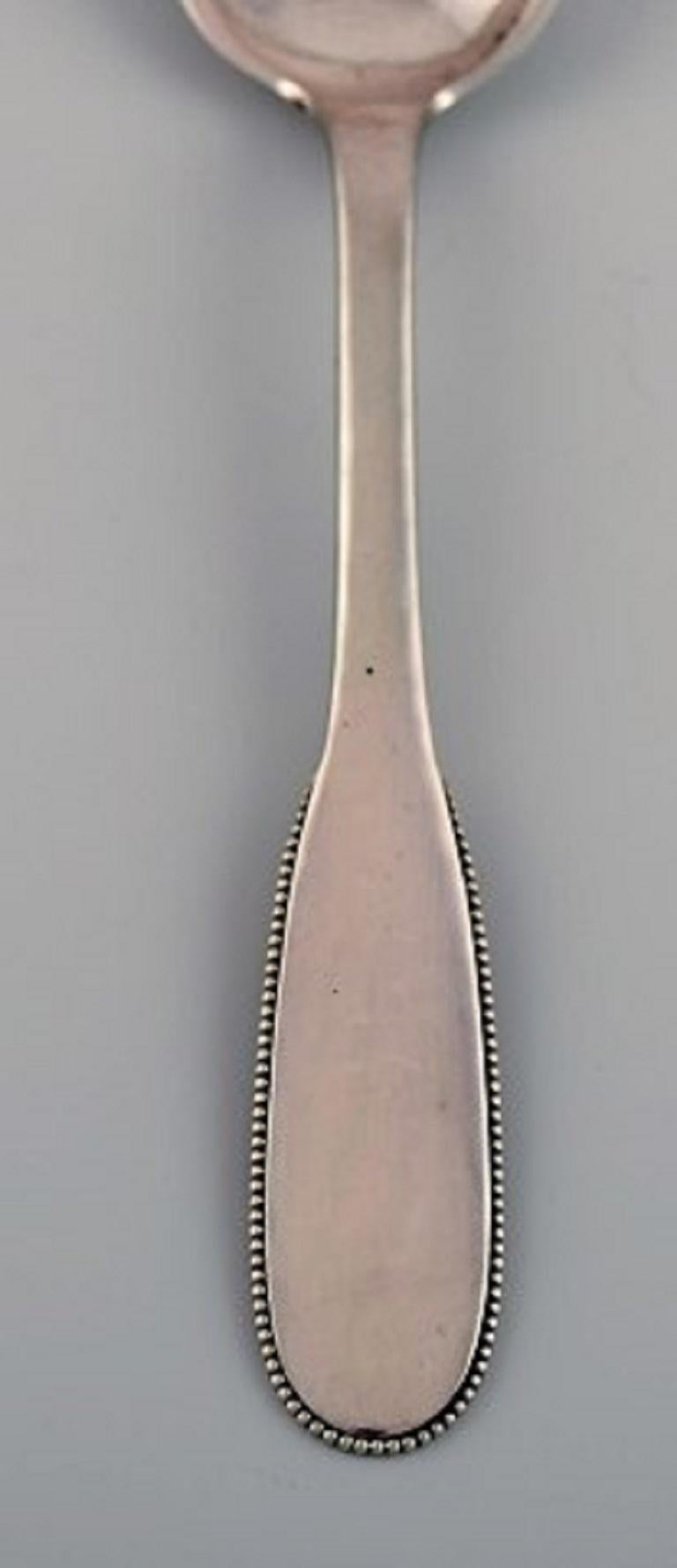 Evald Nielsen number 14 tablespoon in hammered silver, 1920s.
Measures: Length 18 cm.
Stamped.
In excellent condition.
Our skilled Georg Jensen silversmith / goldsmith can polish all silver and gold so that it looks like new. The price is very