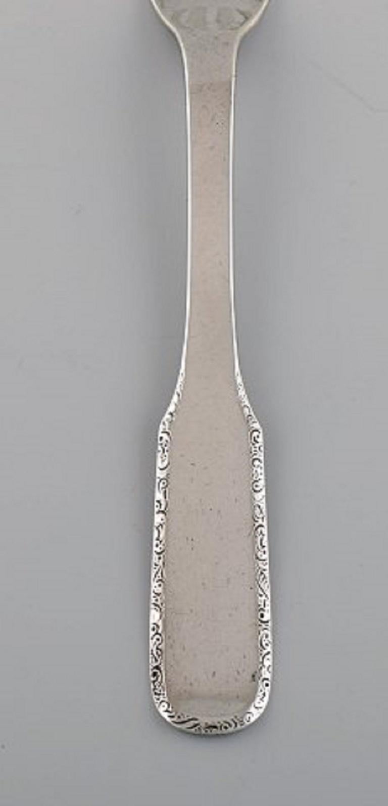 Fourchette et cuillère à soupe en argent Evald Nielsen numéro 25. 1920s.
Longueur de la cuillère : 21,3 cm.
Estampillé.
En parfait état.
Notre bijoutier/argentier Georg Jensen qualifié peut polir tout l'argent et l'or pour qu'ils paraissent