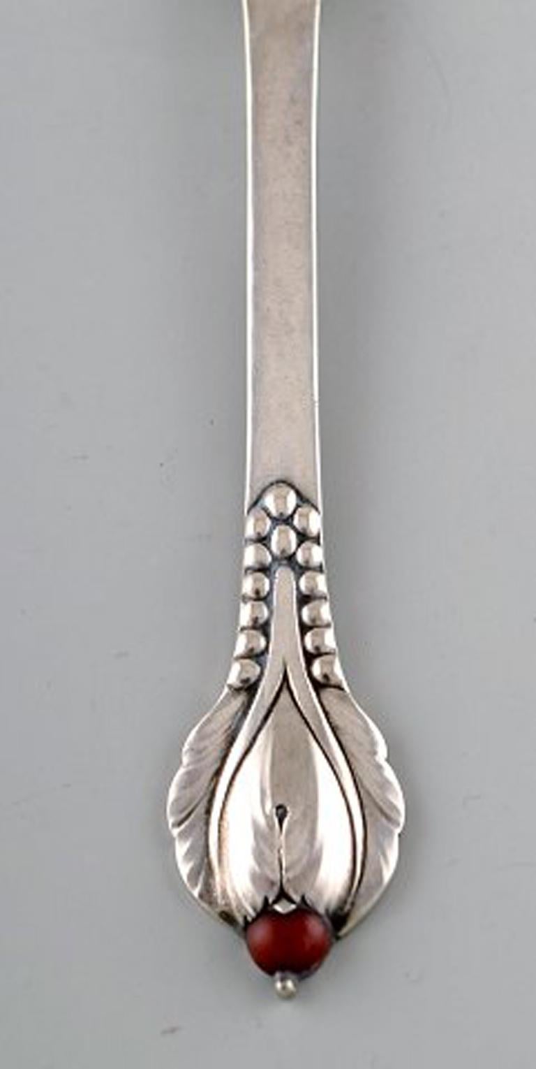 Evald Nielsen number 3, dinner fork in hammered silver with cabochon coral bead. 1920's. 12 pcs in stock.
Measures 18 cm.
Stamped.
In perfect condition.