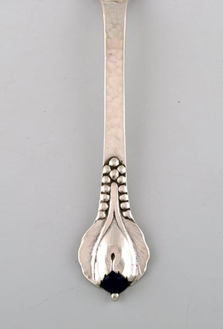 Evald Nielsen number 3, jam/marmelade spoon in hammered silver with cabochon coral bead, 1921.
Measures: 16.5 cm.
Stamped.
In perfect condition.