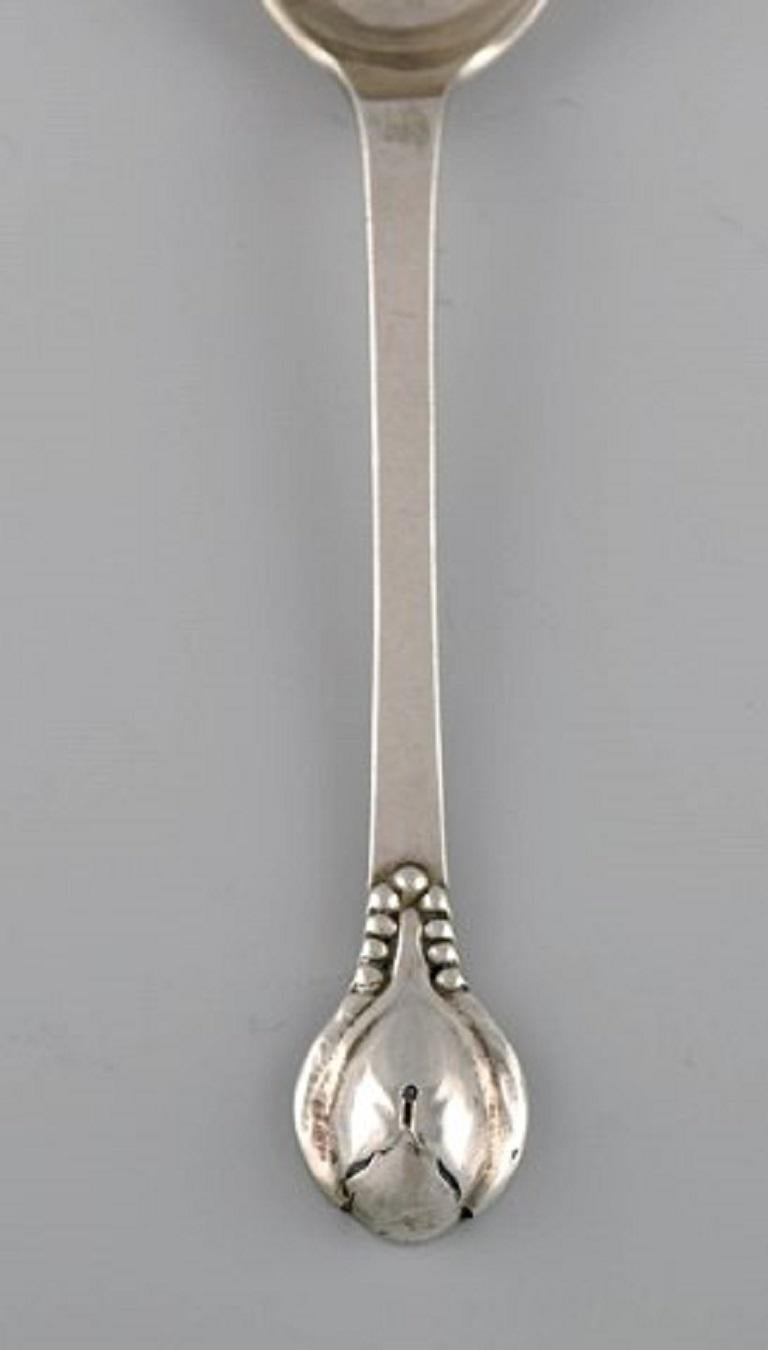 Evald Nielsen number 3 teaspoon in silver. 1920s.
Measure: Length: 11.7 cm.
Stamped.
In excellent condition.
Our skilled Georg Jensen silver / jeweler can polish all silver and gold so that it appears as new. The price is very reasonable.