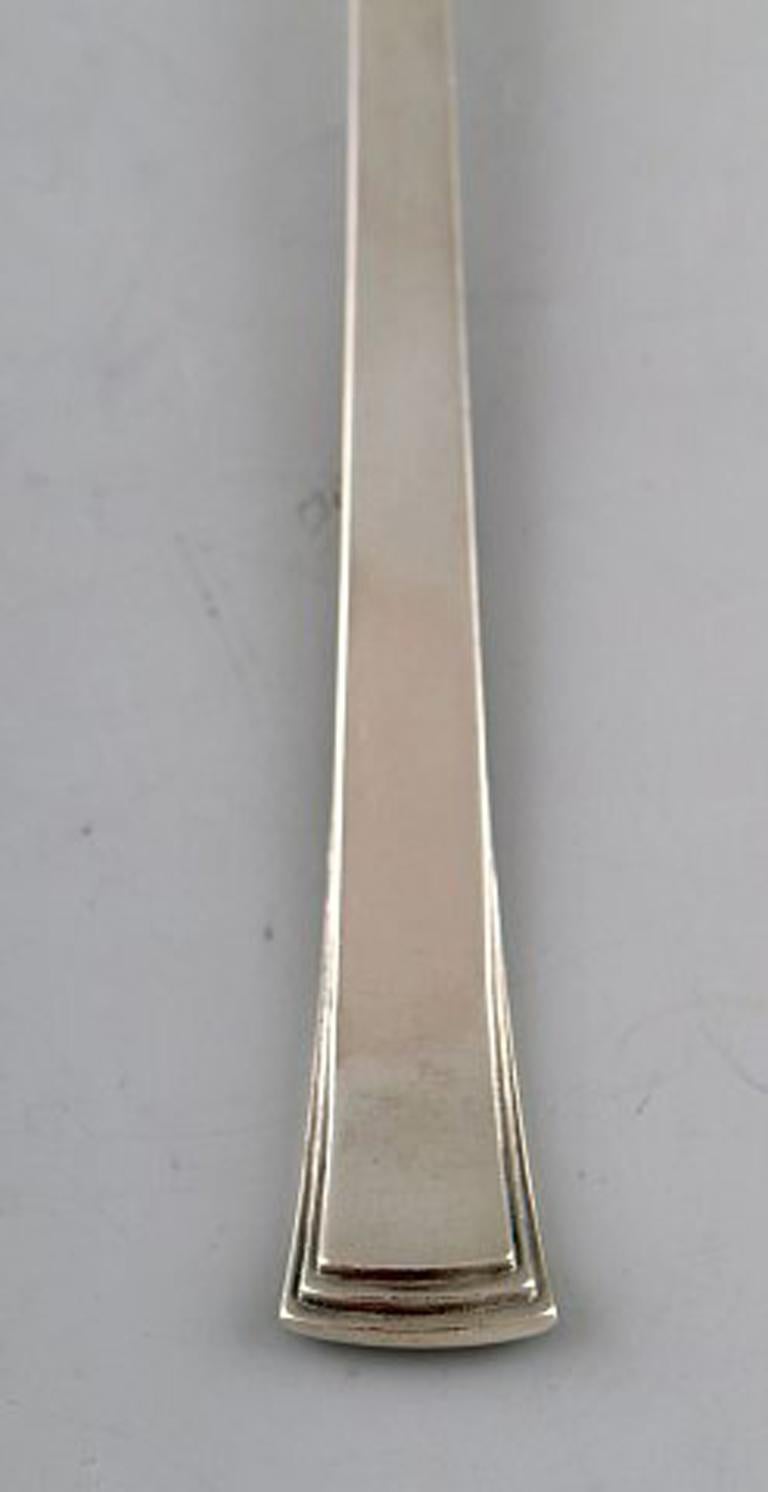 Forchetta da pesce numero 32 di Evald Nielsen in argento sterling.
Misure: 17,5 cm.
Timbrato.
In ottime condizioni.