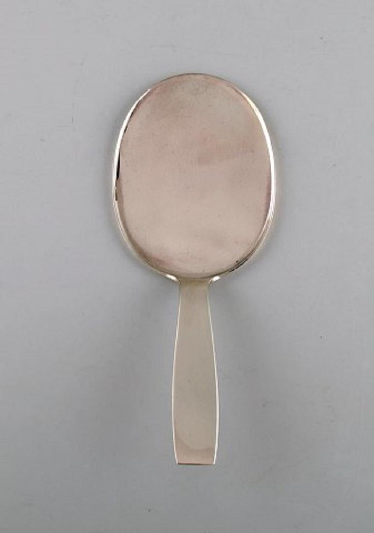 Pala de servir art déco número 36 de Evald Nielsen en plata de ley, años 30.
Medidas: 18 cm.
Sellado.
En muy buen estado.









 
