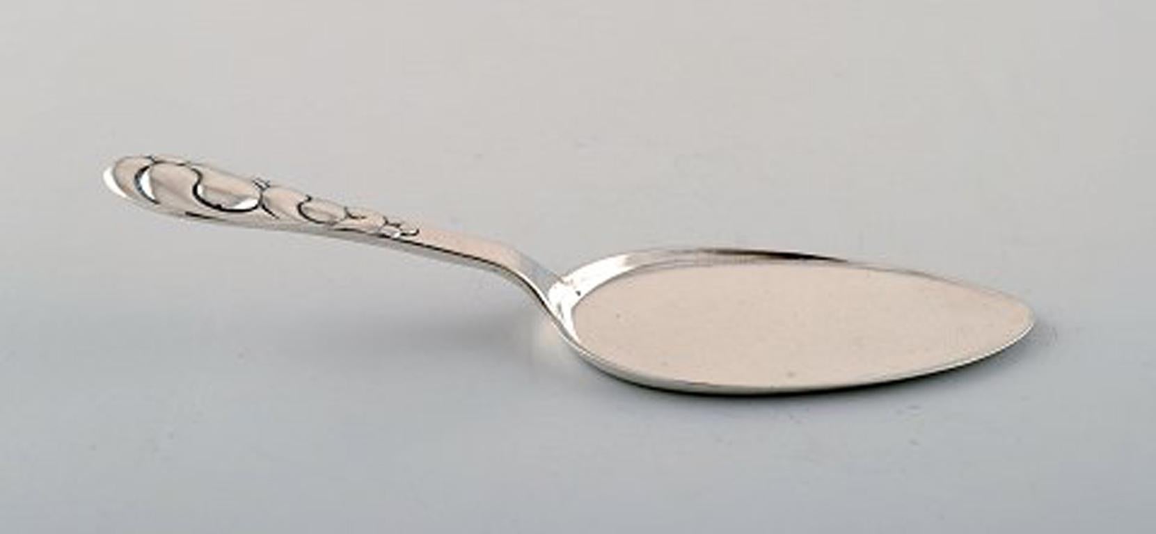 Evald Nielsen number 4, serving spade in all silver. 1925.
Measures 17,5 cm.
Stamped.
In perfect condition.