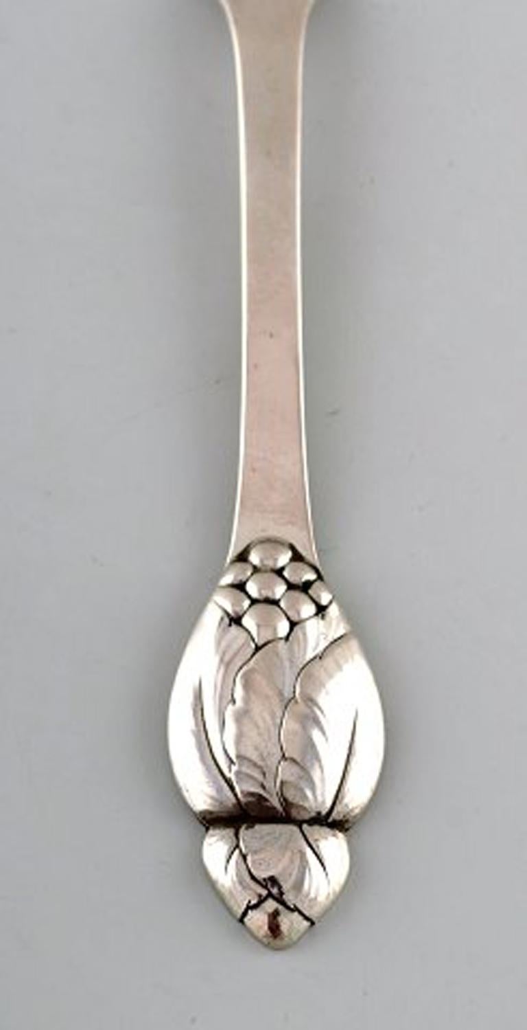 Evald Nielsen number 6, dinner fork in all silver. 1920's. Two pieces in stock.
Measures: 20,5 cm.
Stamped.
In perfect condition.