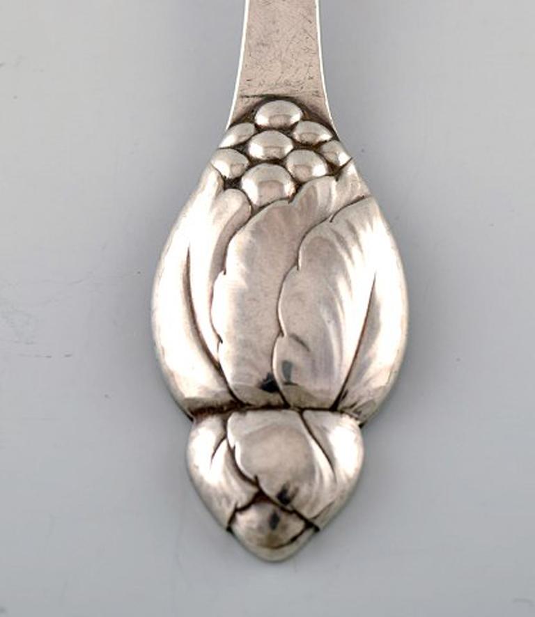 Evald Nielsen number 6, dinner spoon in all silver, 1920s.
2pieces in stock.
Measures 21 cm.
Stamped.
In perfect condition.