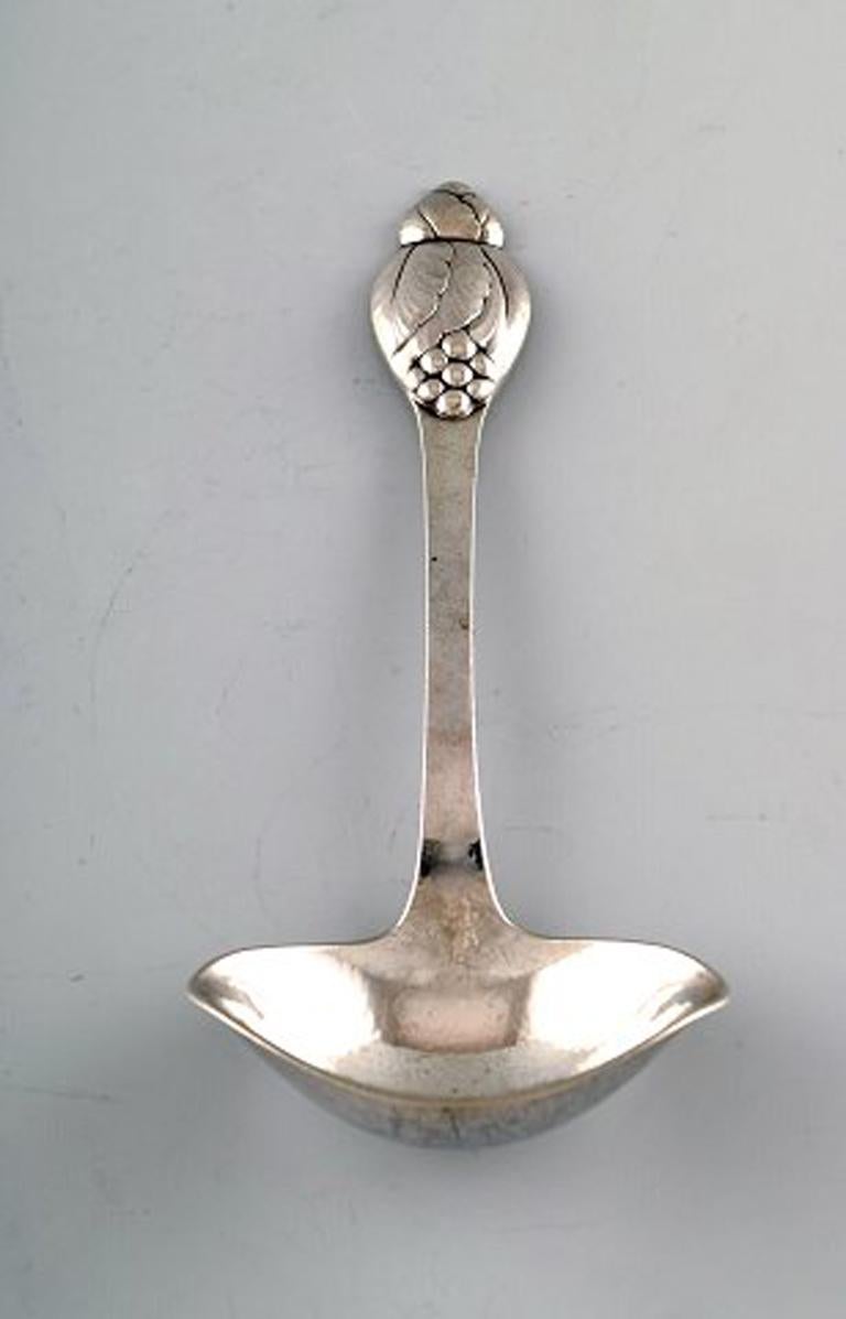Evald Nielsen number 6, sauce spoon in full silver.
Measures 19 cm.
Stamped.
In perfect condition.