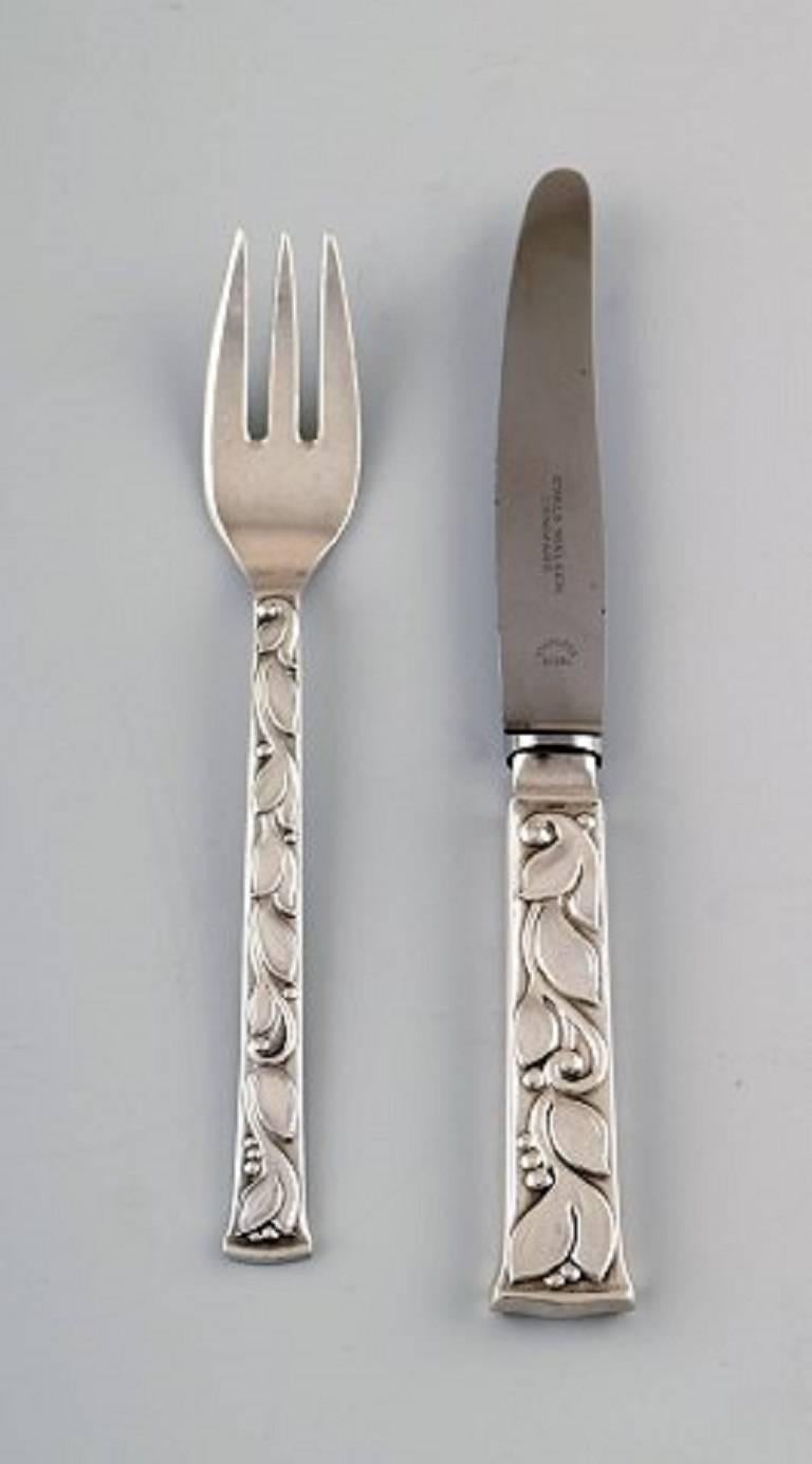 Evald Nielsen, rare and complete fruit service for eight persons in sterling silver.
Measures: fruit knife 17.5 cm.
Stamped, 1920s.
In perfect condition.