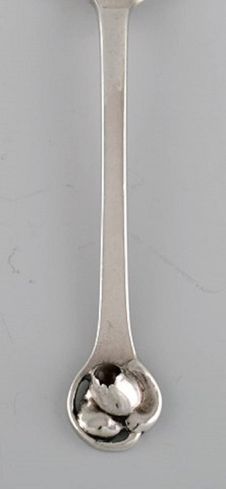 Evald Nielsen teaspoon in sterling silver. 1920s.
Measure: Length: 11.2 cm.
Stamped.
In excellent condition.
Our skilled Georg Jensen silver / jeweler can polish all silver and gold so that it appears as new. The price is very reasonable.