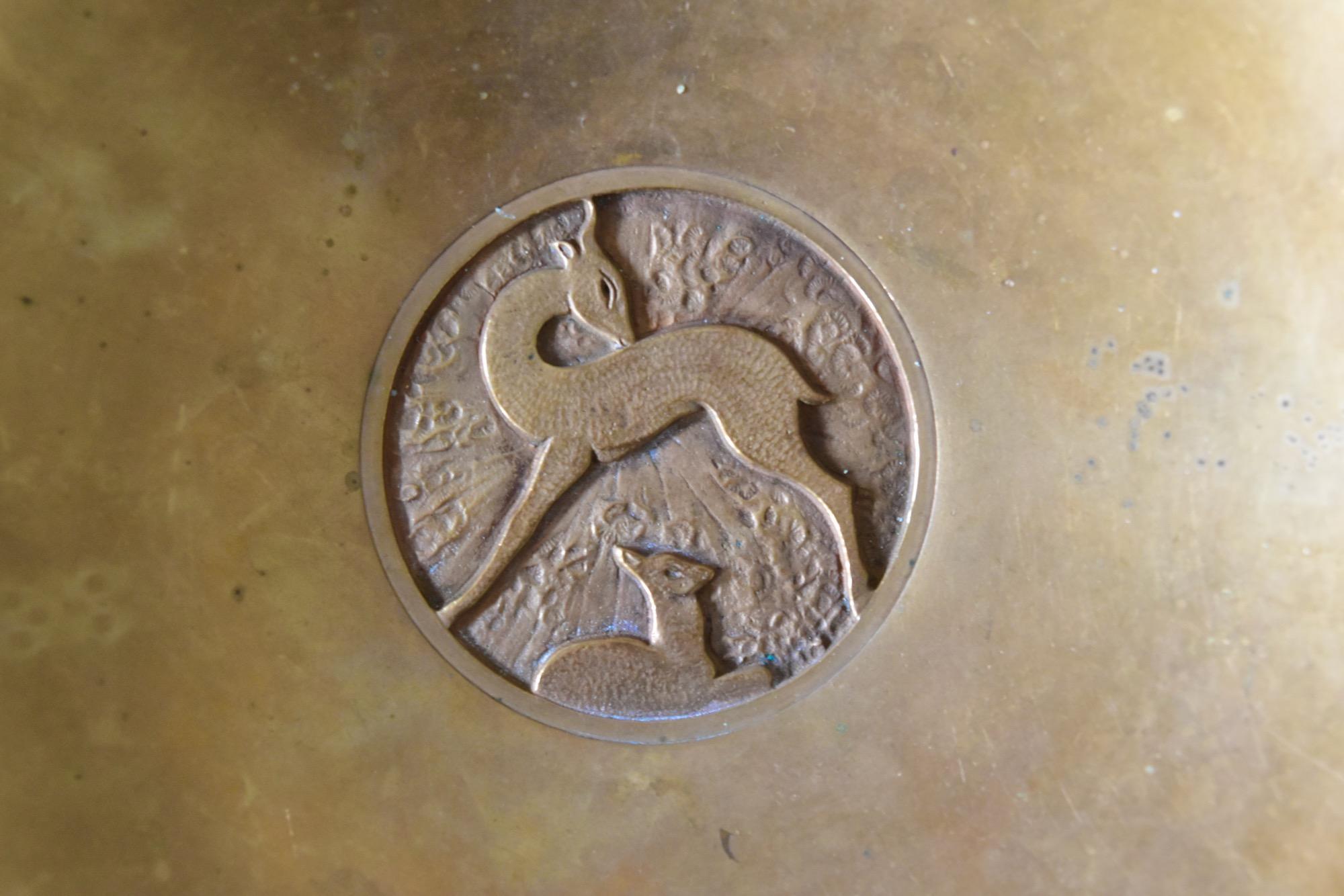 Very nice and Evan Jensen bronze bowl with nice patina.
Rim a little bit bent, see pictures. At the back side sign with Evan Jensen Køpenhavn, bronze 229A
Very nice condition with beautiful patina.