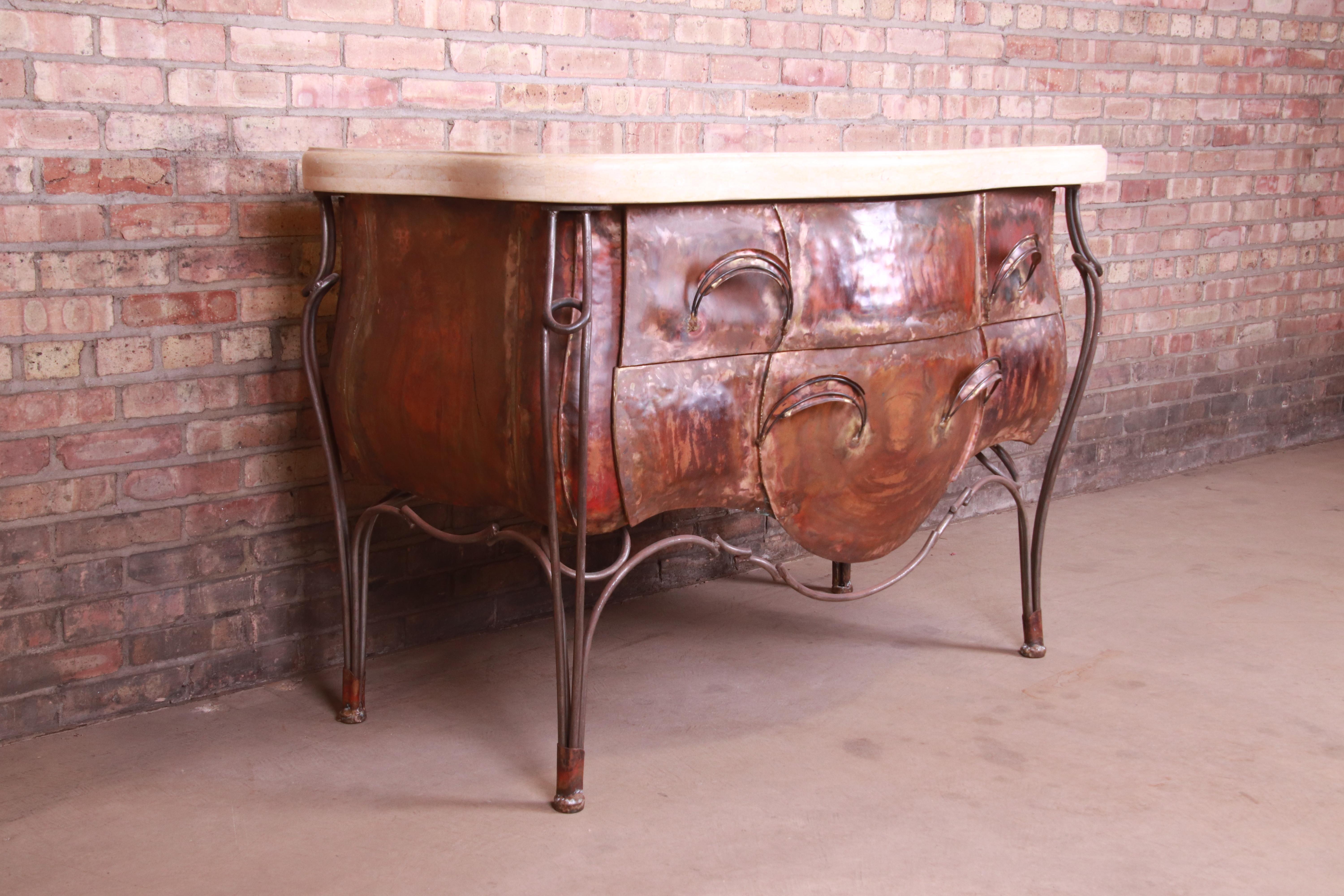 20ième siècle Evan Lewis - Commode bombée moderne française Louis XV à dessus en marbre et cuivre en vente