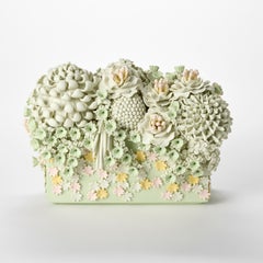 Evanescence Cornucopia III, grüne, rosa und gelbe Skulptur von Vanessa Hogge