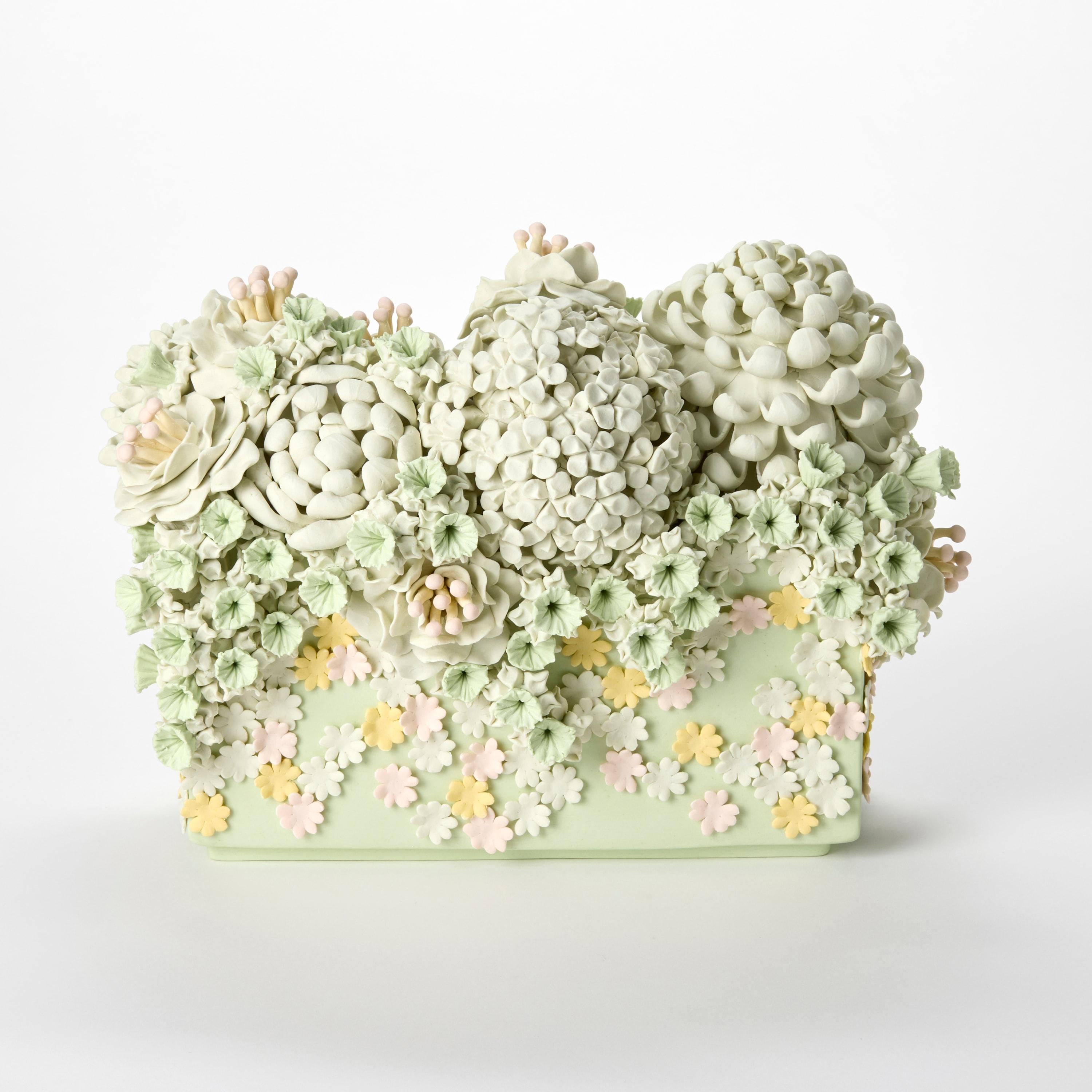 Britannique Evanescence Cornucopia III, sculpture verte, rose et jaune de Vanessa Hogge en vente