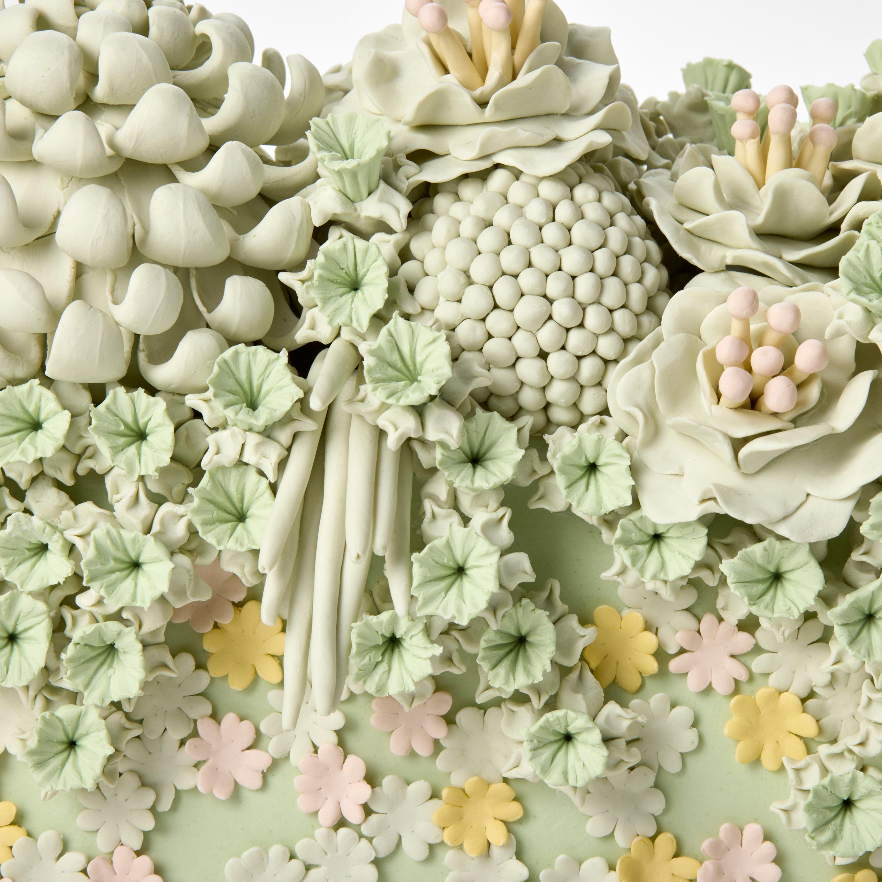 Fait main Evanescence Cornucopia III, sculpture verte, rose et jaune de Vanessa Hogge en vente