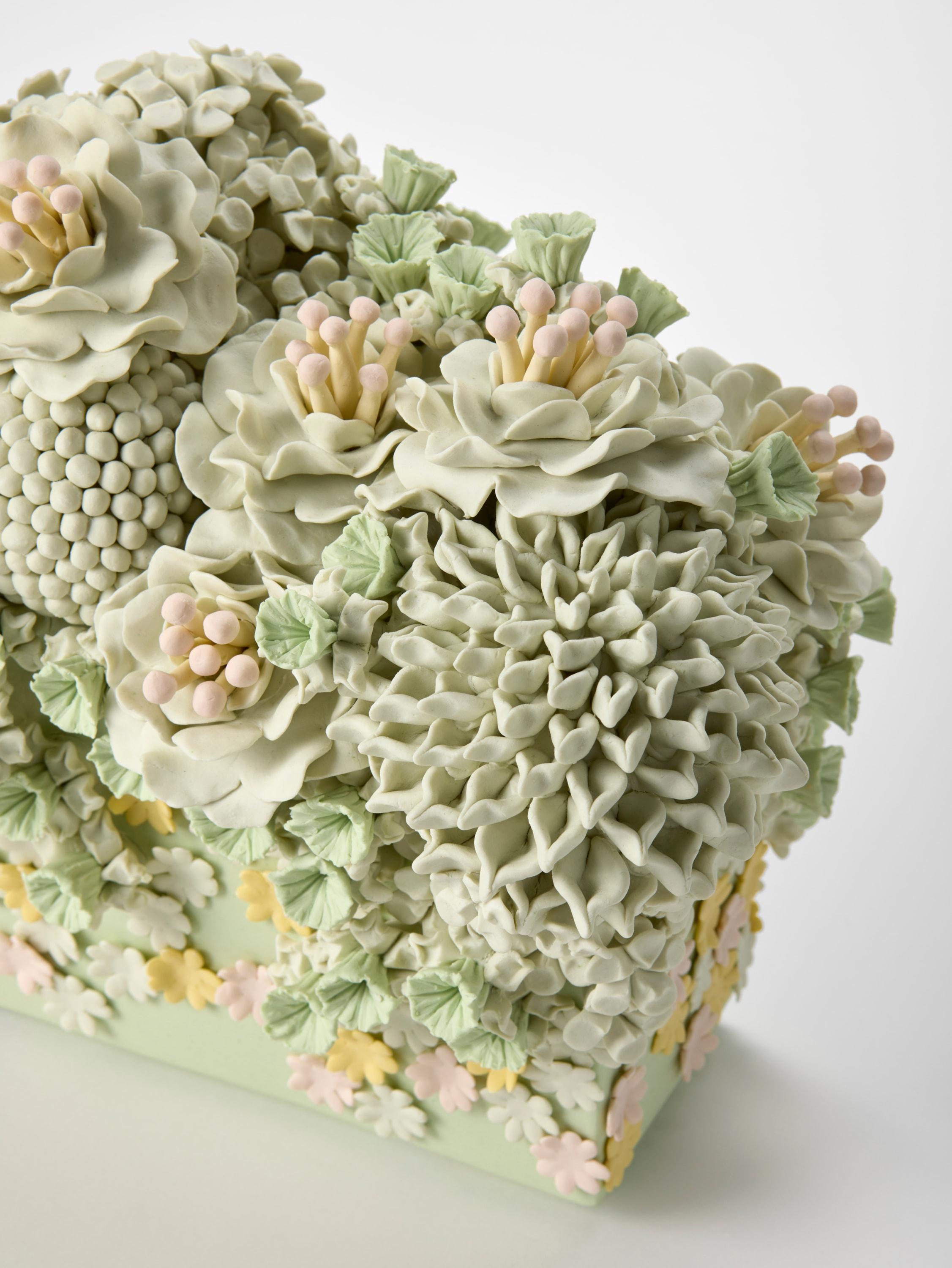 Evanescence Cornucopia III, sculpture verte, rose et jaune de Vanessa Hogge Neuf - En vente à London, GB