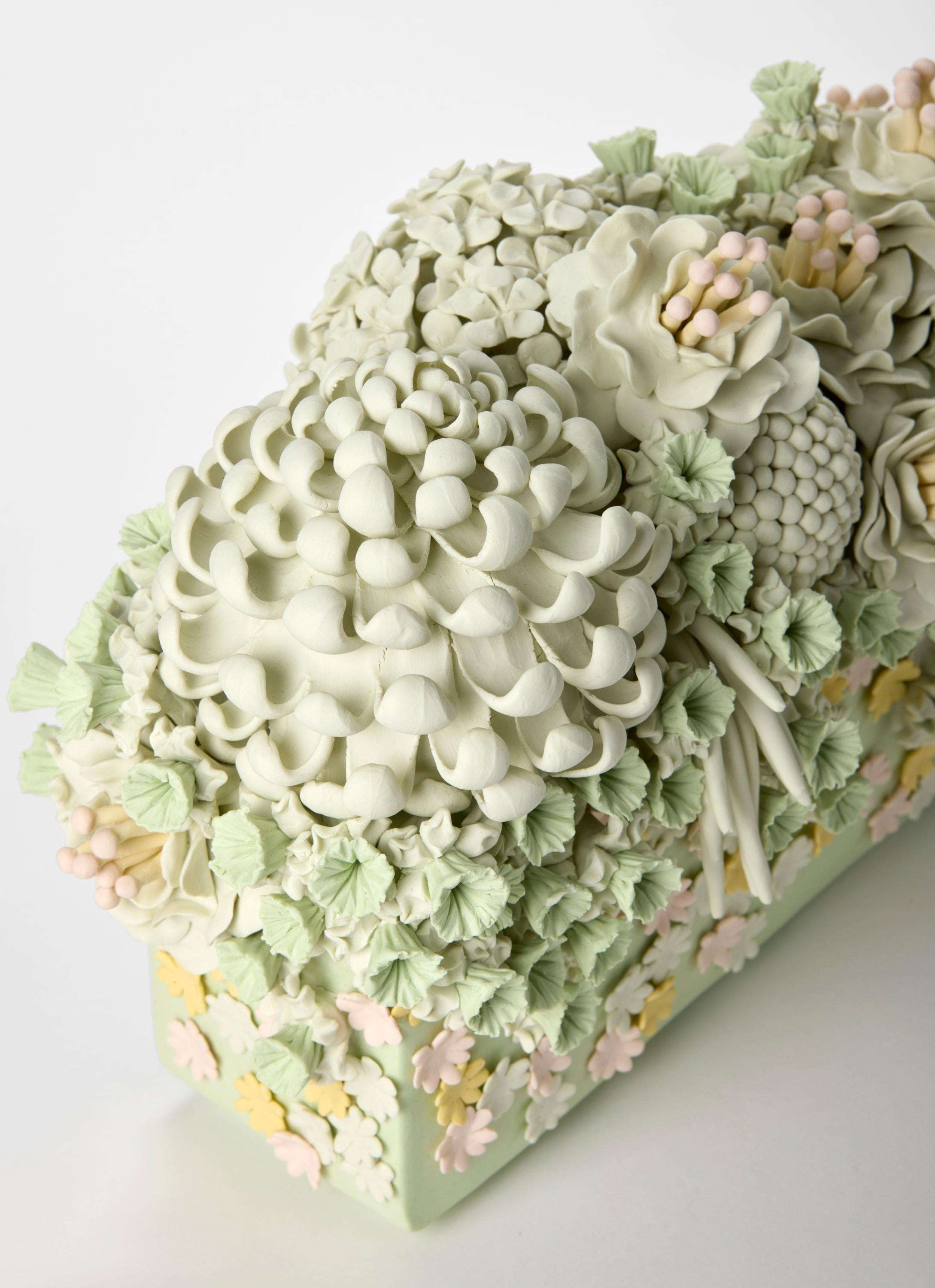 Porcelaine Evanescence Cornucopia III, sculpture verte, rose et jaune de Vanessa Hogge en vente