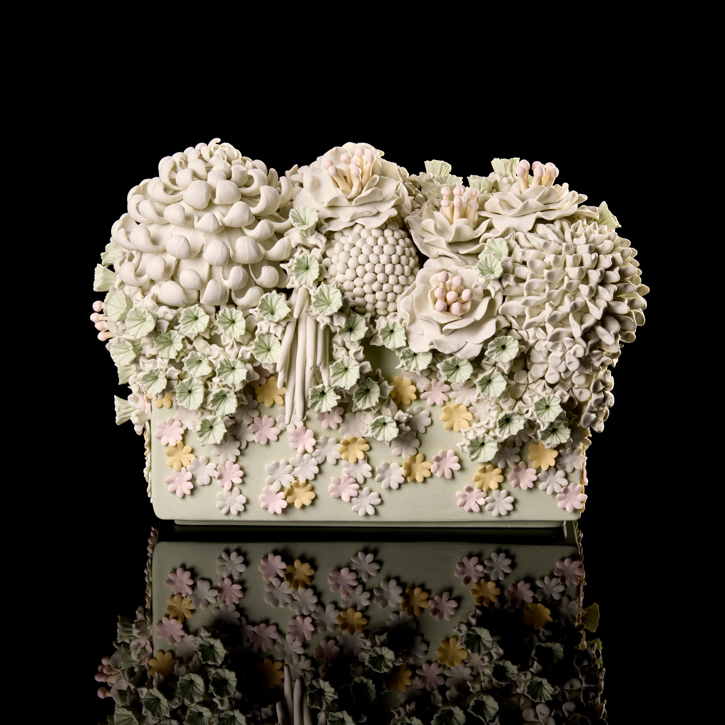Evanescence Cornucopia III, sculpture verte, rose et jaune de Vanessa Hogge en vente 1